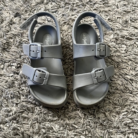 Cat & Jack gray sandals - Picture 3 of 3